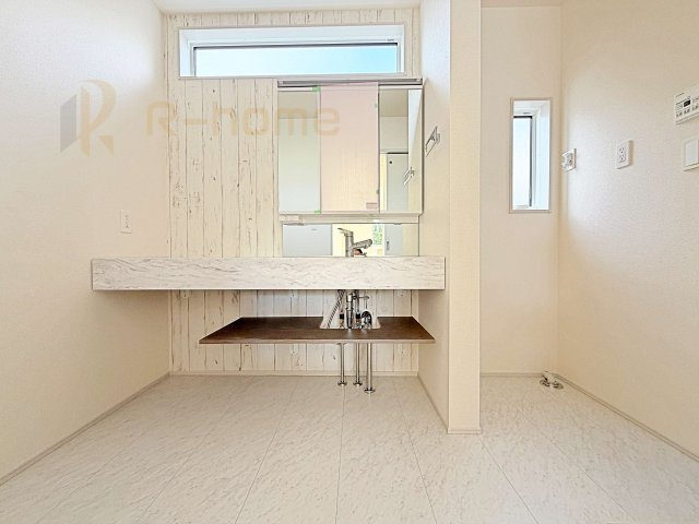 土浦市天川1丁目2期　新築戸建て　1号棟の洗面所|洗練されたデザインの洗面台！広々としたカウンターで朝の身支度もラクラク♪