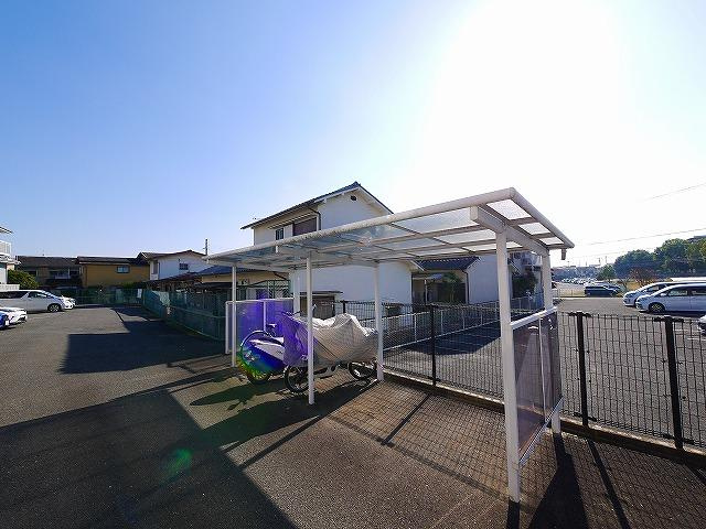 コンフォルト平松のその他共用部分|屋根付きの駐輪場です