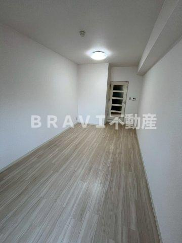 エルデ大手前　BRAVI不動産の居間・リビング|【エルデ大手前】寝室です