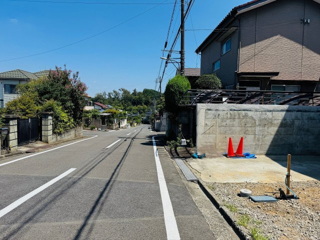 八王子市　元八王子町　新築一戸建て　６期の前面道路含む現地写真|～北側7ｍ公道に面しています～