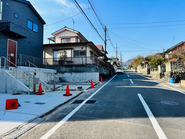 八王子市　元八王子町　新築一戸建て　６期の前面道路含む現地写真|～北側7ｍ公道に面しています～