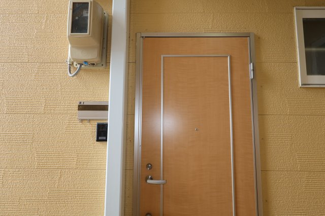 メゾンN B棟の玄関