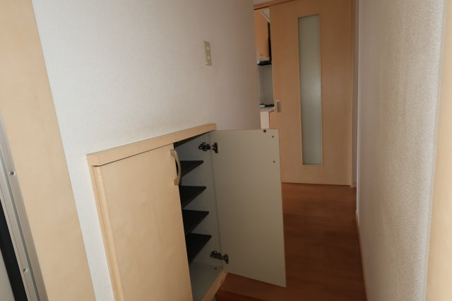 メゾンN B棟の玄関