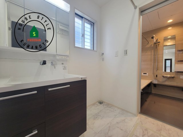 宇土市境目町第1-5棟（3号棟）の脱衣所|ゆとりの洗面スペースで朝の身支度もスムーズに。暮らしを快適に変えるシャワー付洗面台です！