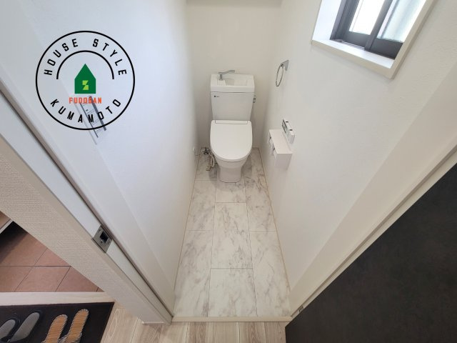 宇土市境目町第1-5棟（3号棟）のトイレ|温水洗浄便座を完備しております。2ヶ所にトイレがあるのは朝の慌ただしい時間も安心です。