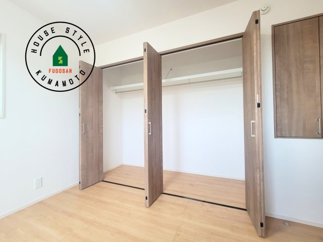 宇土市境目町第1-5棟（3号棟）の収納|洋服や大きな荷物が多い方や人数の多いご家族などは、一般的なクローゼットよりもウォークインクローゼットのほうが使い勝手が良いです。