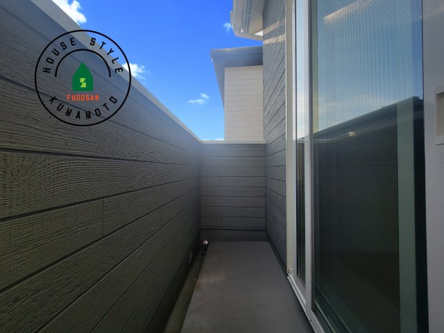 宇土市境目町第1-5棟（3号棟）のバルコニー|風をしっかりと感じられるバルコニーでは、毎日が洗濯日和です。広々としているので洗濯も楽しくなるでしょうし、気分転換にバルコニーからの眺めを楽しむのもいいでしょう。