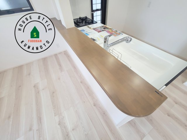 宇土市境目町第1-5棟（3号棟）のダイニング|キッチンから立ち込める香りが今日の料理を期待させます。