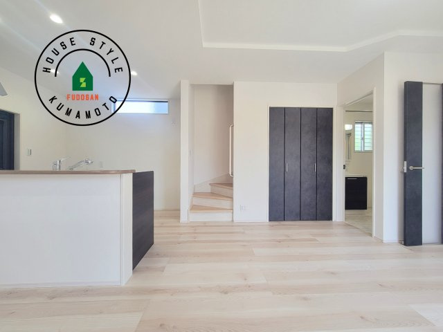 宇土市境目町第1-5棟（3号棟）の居間・リビング|キッチンからリビングをしっかり確認できます。家族の笑顔があふれる空間になりそうですね。