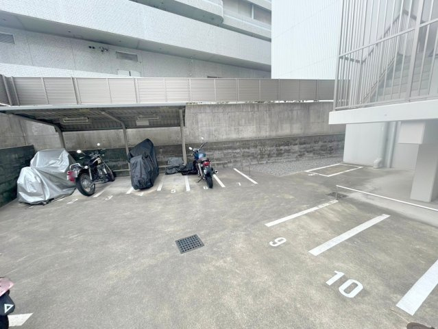 グランドステージ十三の駐車場