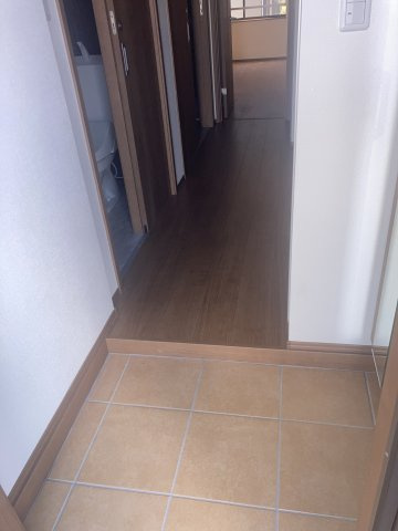 El alivio A棟の玄関