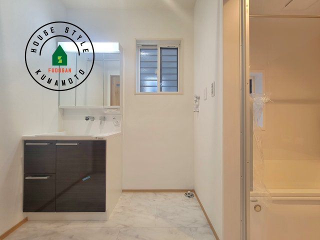 玉名市松木第2-3棟（1号棟）の脱衣所|ゆとりの洗面スペースで朝の身支度もスムーズに。暮らしを快適に変えるシャワー付洗面台です！