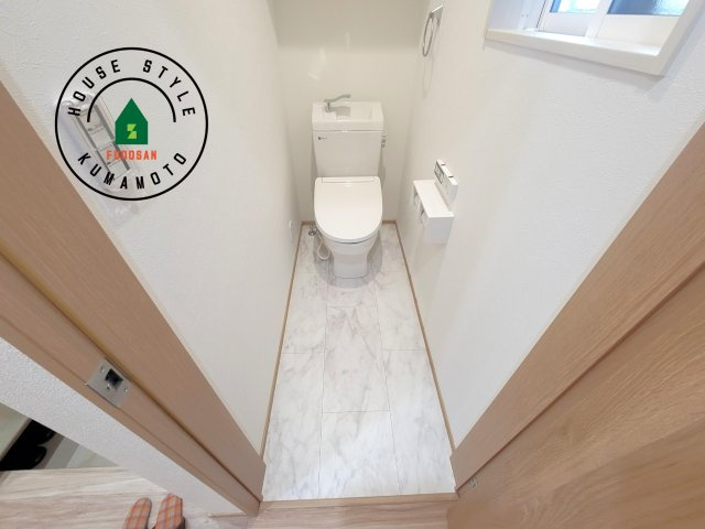 玉名市松木第2-3棟（1号棟）のトイレ|温水洗浄便座を完備しております。2ヶ所にトイレがあるのは朝の慌ただしい時間も安心です。