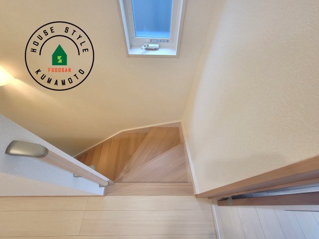 玉名市松木第2-3棟（1号棟）の内装|＜手すり付階段＞手すりがないと階段の昇り降りで危険なことはもちろん、壁に手をつきながら歩くことで壁紙が汚れやすくなります。すべての方に快適に昇り降りしていただくため、手すりを設置しました。