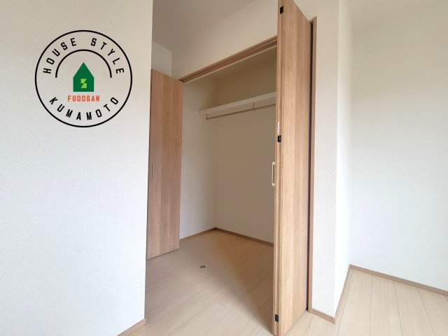 玉名市松木第2-3棟（1号棟）の収納|洋服や大きな荷物が多い方や人数の多いご家族などは、一般的なクローゼットよりもウォークインクローゼットのほうが使い勝手が良いです。