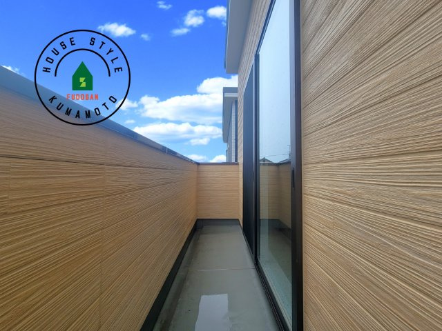 玉名市松木第2-3棟（1号棟）のバルコニー|風をしっかりと感じられるバルコニーでは、毎日が洗濯日和です。広々としているので洗濯も楽しくなるでしょうし、気分転換にバルコニーからの眺めを楽しむのもいいでしょう。