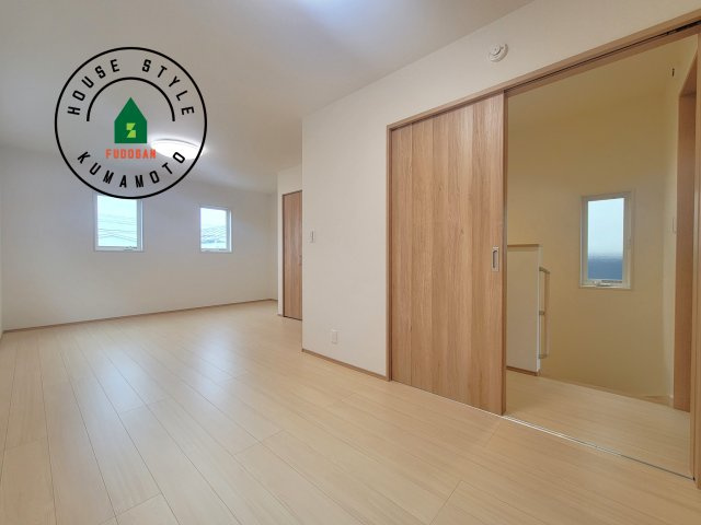 玉名市松木第2-3棟（1号棟）の洋室|採光良好な洋室は全居室、複層ガラスの遮熱効果と断熱効果で、一年中快適に過ごせます。