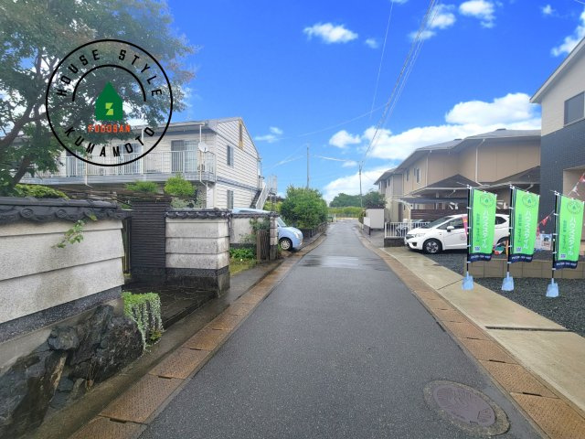 玉名市松木第2-3棟（1号棟）の前面道路含む現地写真|前面道路は閑静な住宅地をはしる車通りの少ない道路。お車の出し入れが苦手なママや小さなお子様にも安心ですね。しっかり舗装もされているので、ベビーカーや自転車で通っても快適に通行できます。前面道路です。