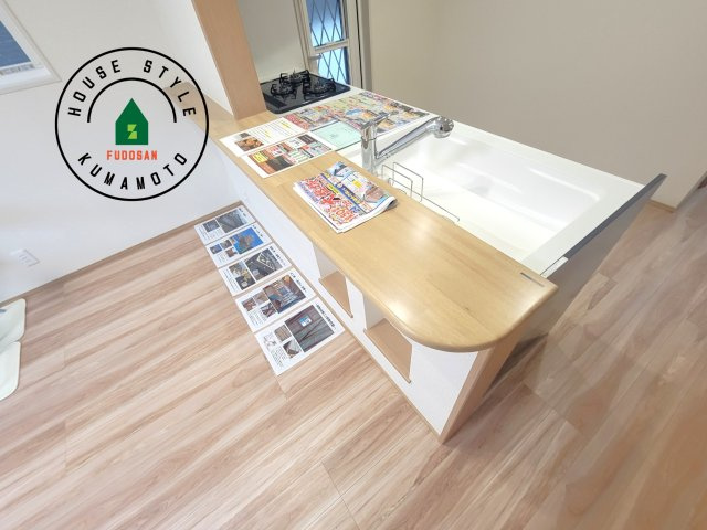 玉名市松木第2-3棟（1号棟）のダイニング|キッチンから立ち込める香りが今日の料理を期待させます。