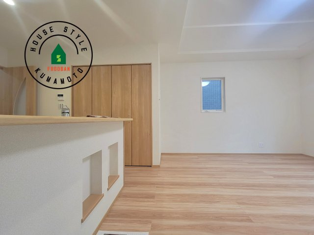 玉名市松木第2-3棟（1号棟）の居間・リビング|キッチンからリビングをしっかり確認できます。家族の笑顔があふれる空間になりそうですね。