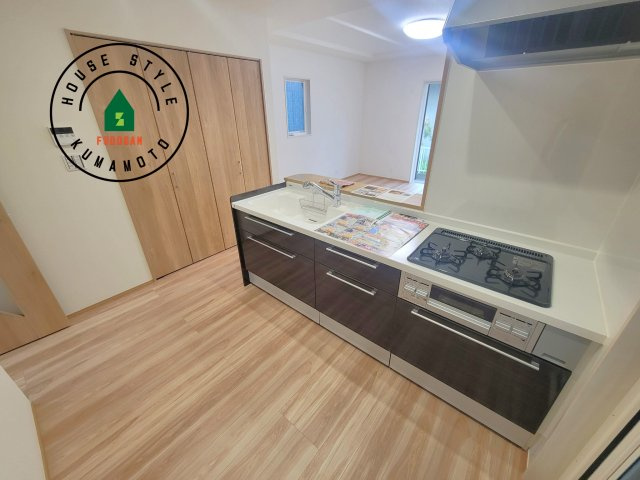 玉名市松木第2-3棟（1号棟）のキッチン|ダイニングテーブルへの配膳がラクラク、お料理はかどるカウンター付きシステムキッチン！