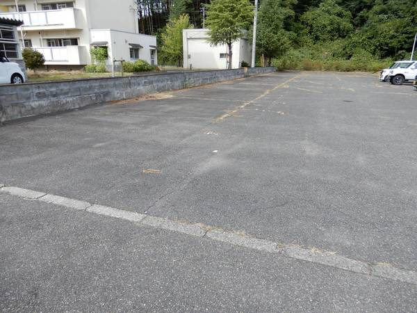 ビレッジハウス西ヶ丘1号棟の駐車場