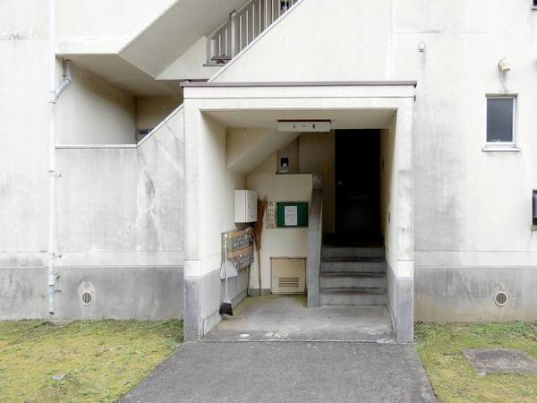 ビレッジハウス西ヶ丘1号棟のエントランス