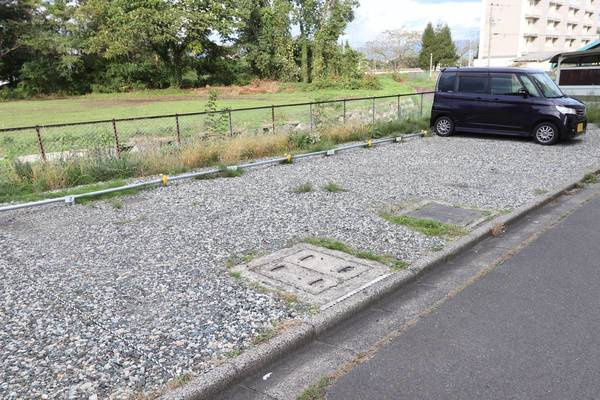 ビレッジハウス広宮沢4号棟の駐車場