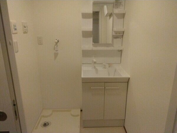 Luana Haleの洗面所