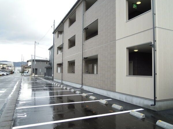 ニュースカイタウンB棟の駐車場