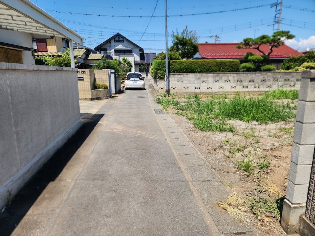 高崎市井野町　売地の前面道路含む現地写真