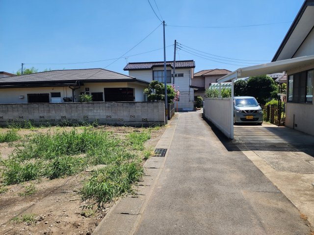 高崎市井野町　売地の前面道路含む現地写真