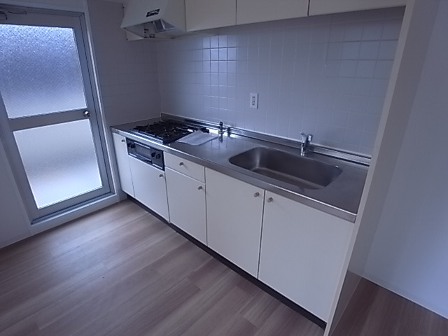 神戸市須磨区行幸町１丁目の賃貸マンションのキッチン|システムキッチン（ガス３口）