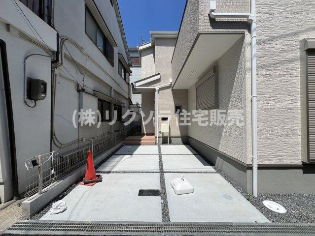 仁和寺町　新築一戸建て　8号棟の駐車場|1台駐車可
■物件内覧・資金計画相談・住宅ローン相談、リフォーム相談、お問合せ受付中■
※当日・翌日のご内覧、ご相談はお電話でのお問合せがスムーズです！