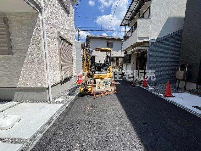 仁和寺町　新築一戸建て　8号棟の前面道路含む現地写真|■物件内覧・資金計画相談・住宅ローン相談、リフォーム相談、お問合せ受付中■
※当日・翌日のご内覧、ご相談はお電話でのお問合せがスムーズです！