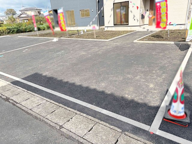 那珂市瓜連第13　新築戸建て　2号棟の駐車場|カースペースは3台完備。ゲスト用のスペースも確保できますね♪