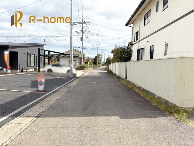 那珂市瓜連第13　新築戸建て　2号棟の前面道路含む現地写真|堂々！建物完成♪実際のお部屋をご見学可能です♪
ご見学が一番の資料！お気軽にお問い合わせ下さい♪
