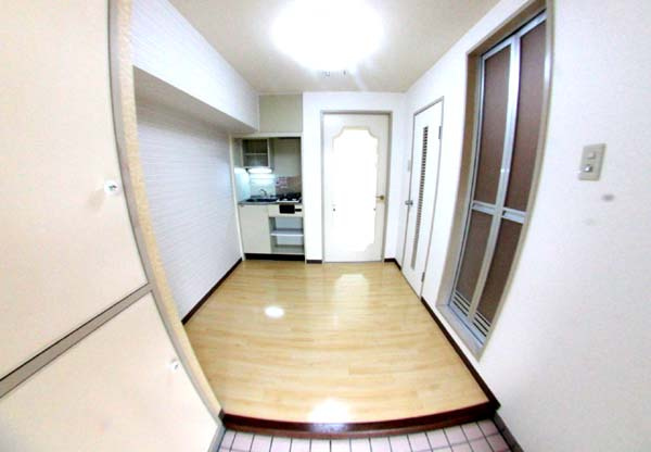 ヒガシハウス北町の玄関|明るい玄関です