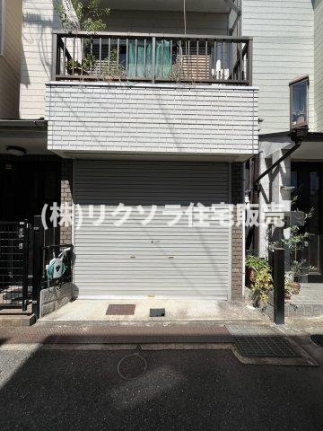木屋元町　中古一戸建ての駐車場|シャッター付き
■物件内覧・資金計画相談・住宅ローン相談、リフォーム相談、お問合せ受付中■
※当日・翌日のご内覧、ご相談はお電話でのお問合せがスムーズです！