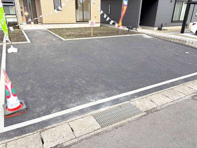 那珂市瓜連第13　新築戸建て　3号棟の駐車場|カースペースは3台完備。ゲスト用のスペースも確保できますね♪