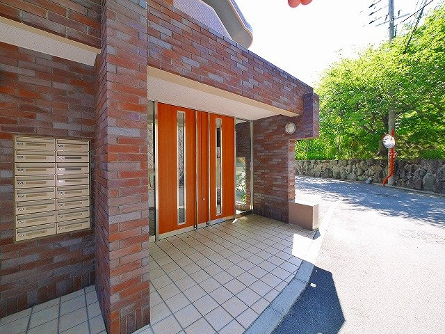 ラヴィーンエミネンスのエントランス|毎日通るエントランスはこのようになっています