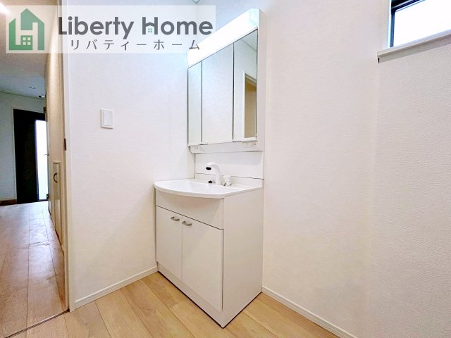 常陸大宮市石沢第4　新築戸建　1号棟の独立洗面台