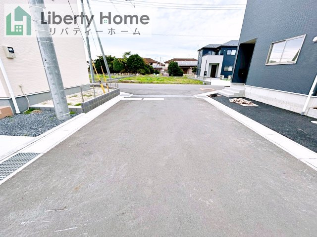 常陸大宮市石沢第4　新築戸建　1号棟の前面道路含む現地写真