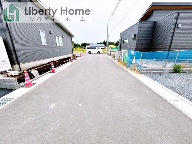 常陸大宮市石沢第4　新築戸建　1号棟の前面道路含む現地写真