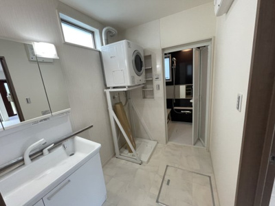 【その他】 | 恩納村名嘉真　２棟建て | B棟　洗面室（シャワー付き洗面台・ガス衣類乾燥機・室内洗濯機置き場）