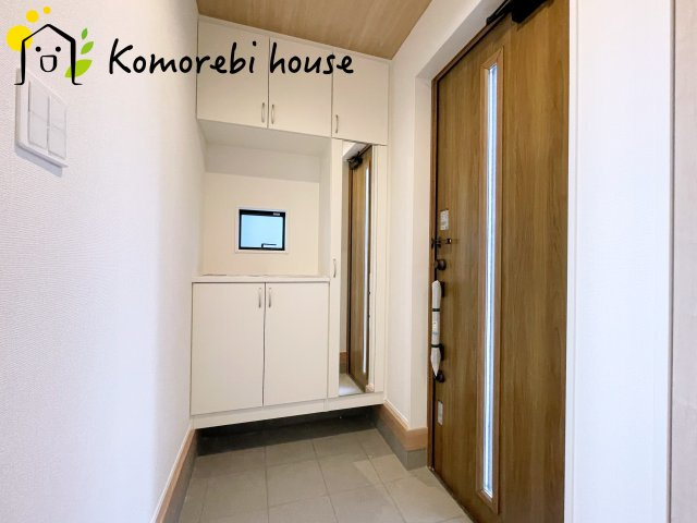 さいたま市見沼区深作　11期　新築一戸建て　グラファーレ　02の玄関|収納もある玄関です