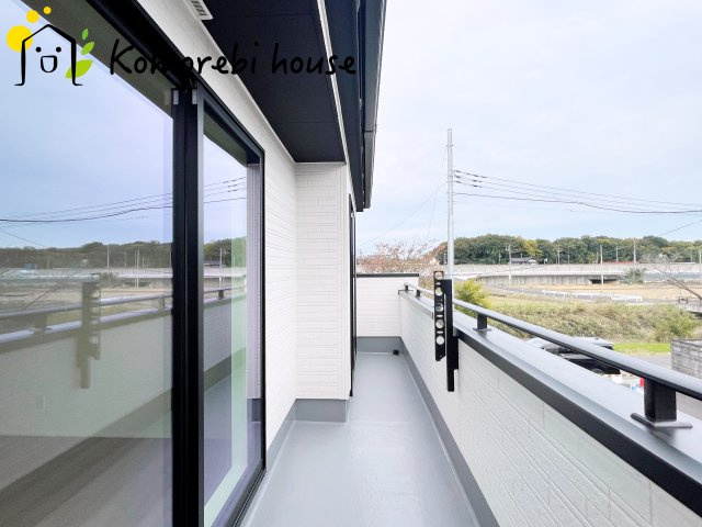 さいたま市見沼区深作　11期　新築一戸建て　グラファーレ　02のバルコニー|外からの目が気にならないバルコニーで洗濯物が干せます