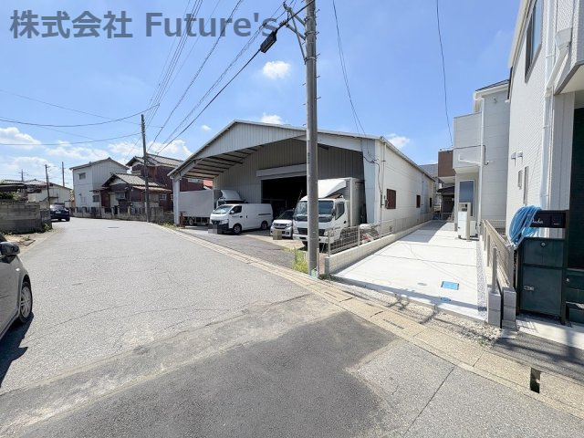 三郷市彦沢1丁目　新築戸建　全1棟の前面道路含む現地写真|前面道路含む現地写真です。