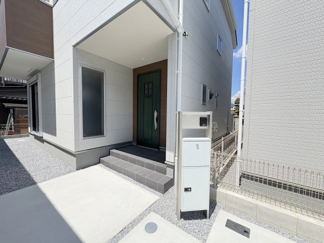 三郷市彦沢1丁目　新築戸建　全1棟のエントランス|不在時に便利な宅配BOX完備