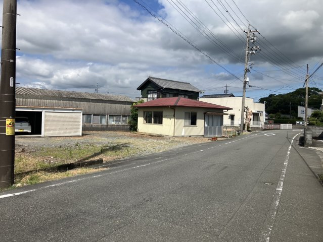 牧之原市細江の中古一戸建の前面道路含む現地写真